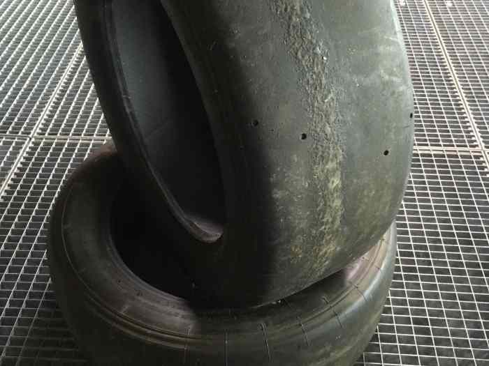 2 slicks 16 pouces 230 Yokohama ADVAN A005 1