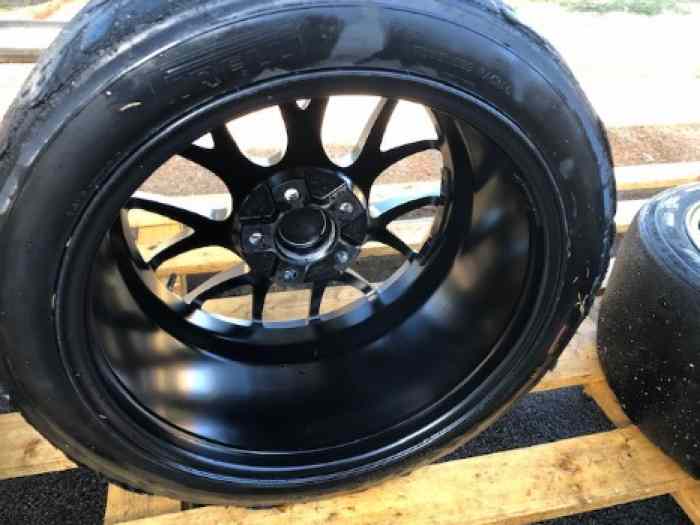 Jantes APEX EC7 18 en 5*120 + slicks pour BMW M 2