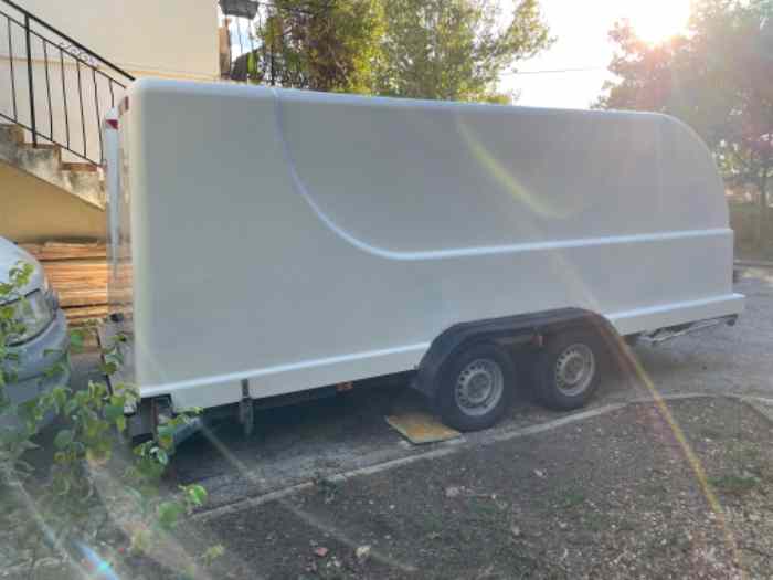 Remorque porte voiture fermée coque polyester 1