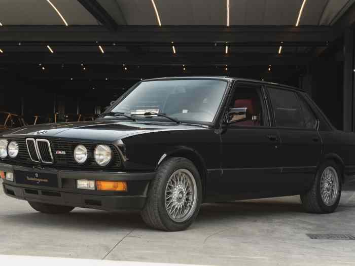 BMW M5 (E28) 1988 0