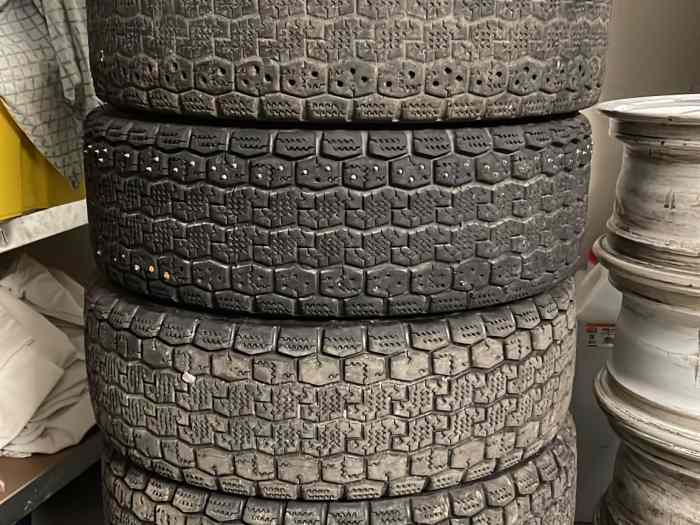 11 pneus thermo Michelin 208 R2