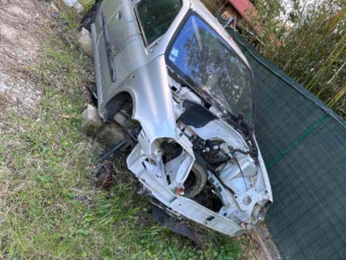 Caisse Renault Clio RS1 accidentée.