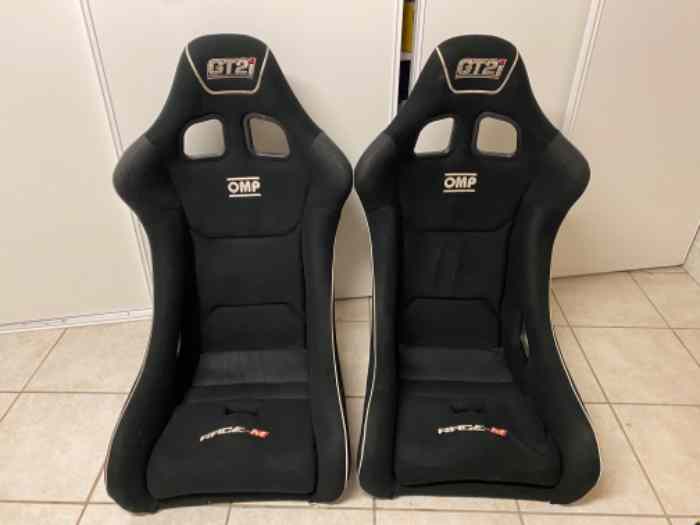 Deux baquets et un harnais OMP GT2I