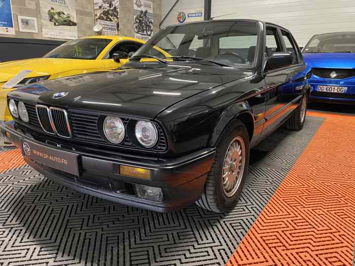 BMW E30 - 320i - Parfait état - Gros dossier factures - Pack 