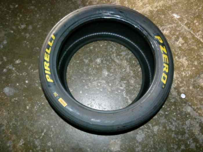 Slicks Michelin et Pirelli