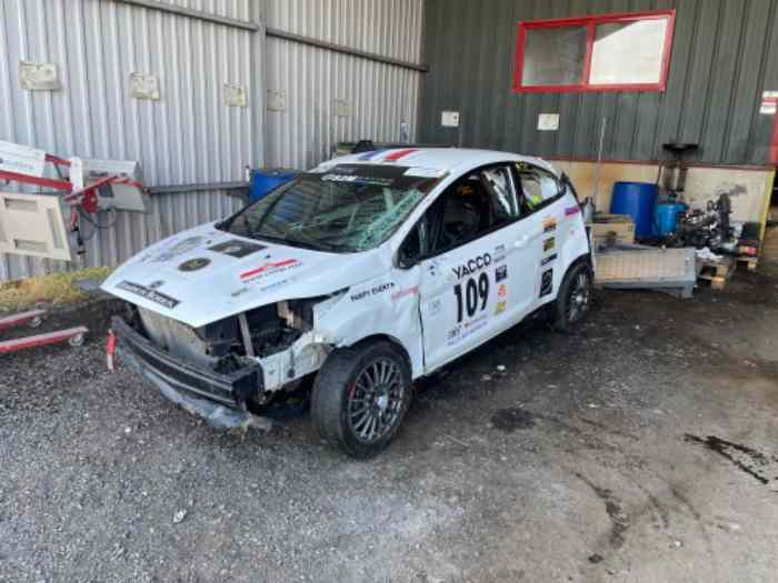 Ford Fiesta R2J accidenté 0