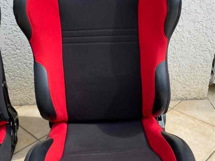 Sièges semi bacquet en tissus noir et rouge installés dans une Samba rallye 3