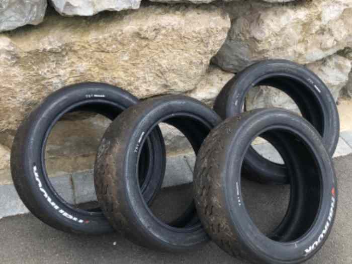 Lot de 9 pneus 17’ 0