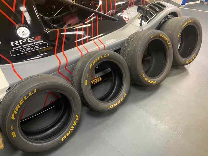 4 pneus slick Pirelli pour Radical ou ...