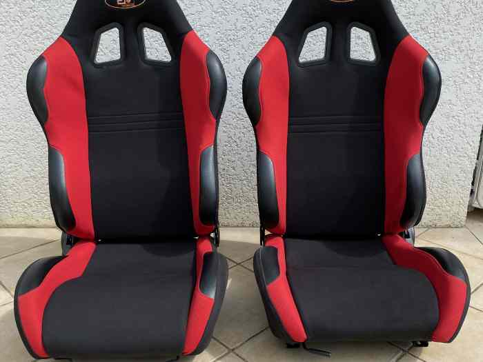Sièges semi bacquet en tissus noir et rouge installés dans une Samba rallye 0