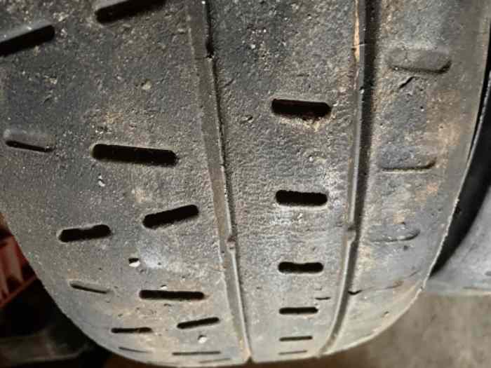 Vends 2 pneus pirelli rkw7 en 15 pouces 2