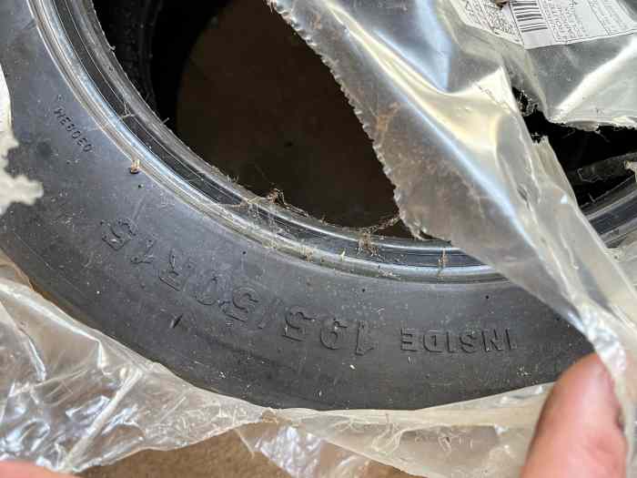 A vendre une paire de pneus Cooper Avon 195/50 R15 DMT RC2 DMACK 1