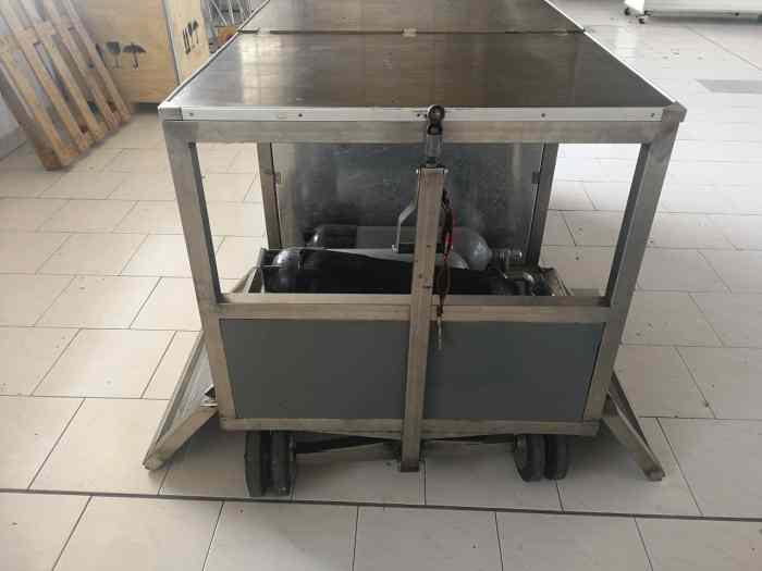 Tool trolley for track, with 2