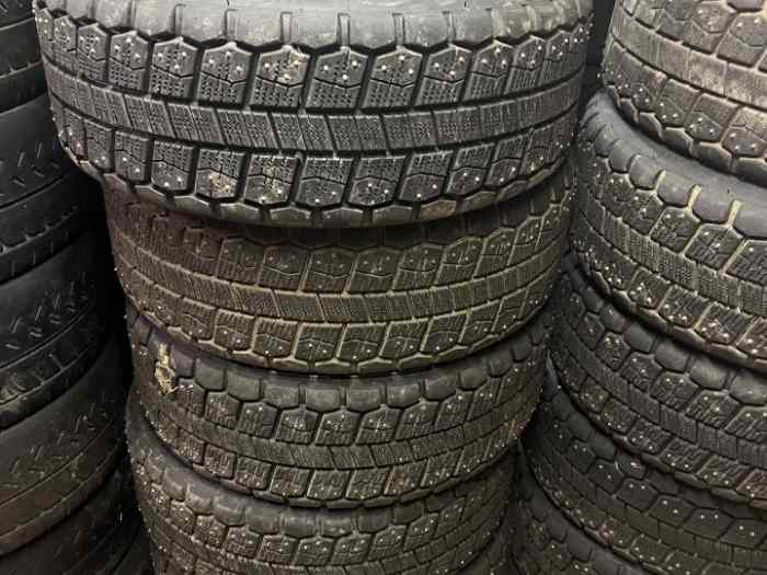 LOT DE PNEUS MICHELIN CLOUTES NA00 215/45-18 TBE 0