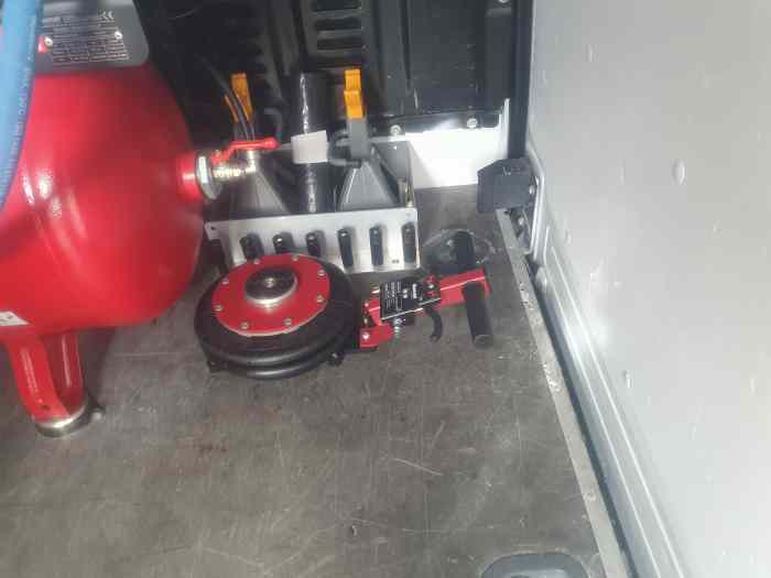 Fourgon atelier montage de pneus VL 4