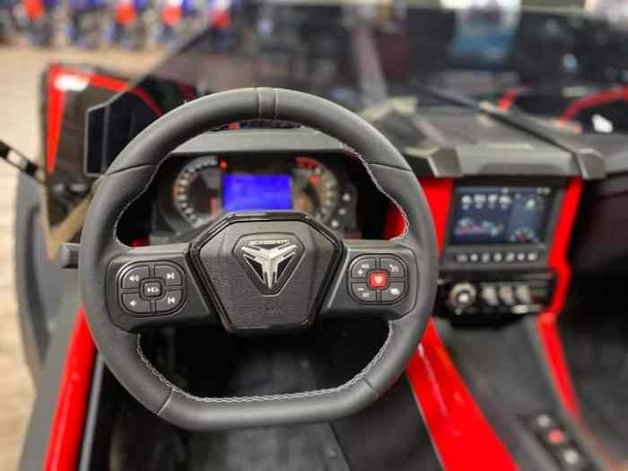 Ventes à rabais pour le tout nouveau véhicule Polaris Slingshot 1