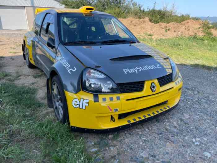 Caisse de Clio avec kit S1600 Renault Sport