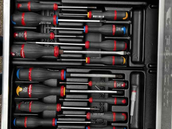 Servante Facom jet+4 noire 9 tirois avec outillage 5