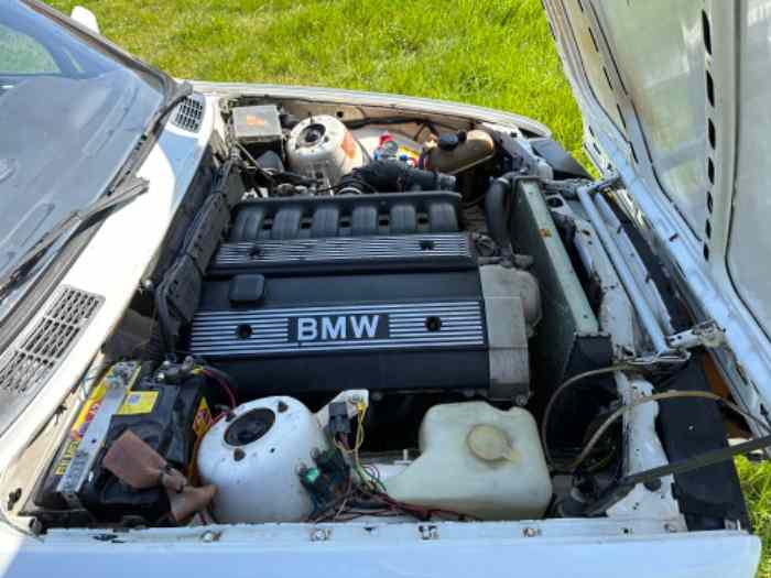 Bmw e30 323i moteur M50B25 3
