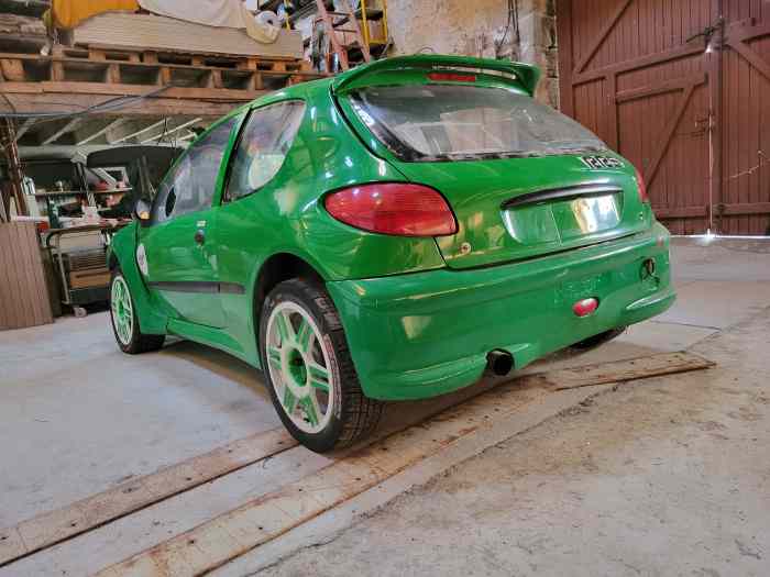 Peugeot 206 F2000 14 accidentée 1
