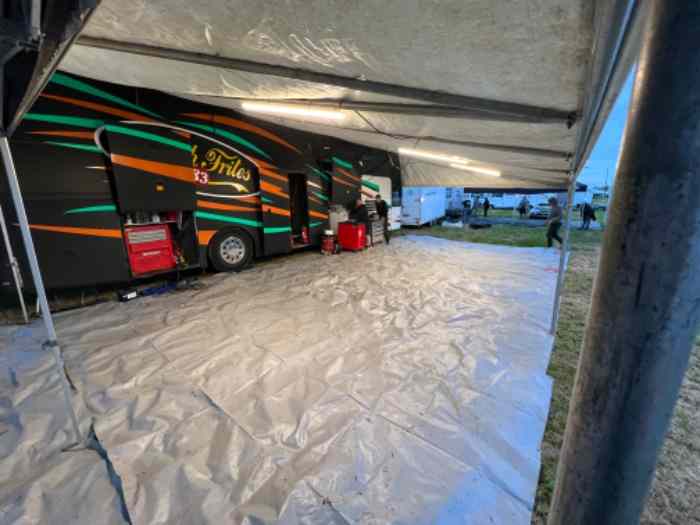 Bus de course équipé camping car 1 place voiture arrière 2