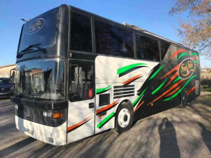 Bus de course équipé camping car 1 place voiture arrière 1