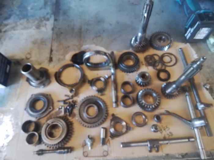 Lot de pièces boîte sport BMW E10 2002...
