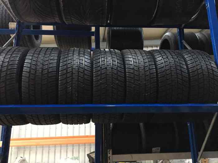 Lot de 12 Michelin Rain Tyres - P2G - 19/75-15 0