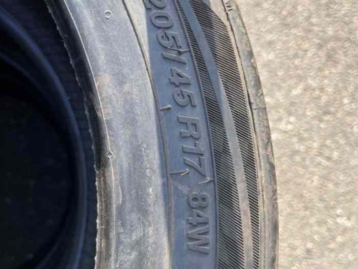 pneus neuf 205/45/ 17 MRF 3