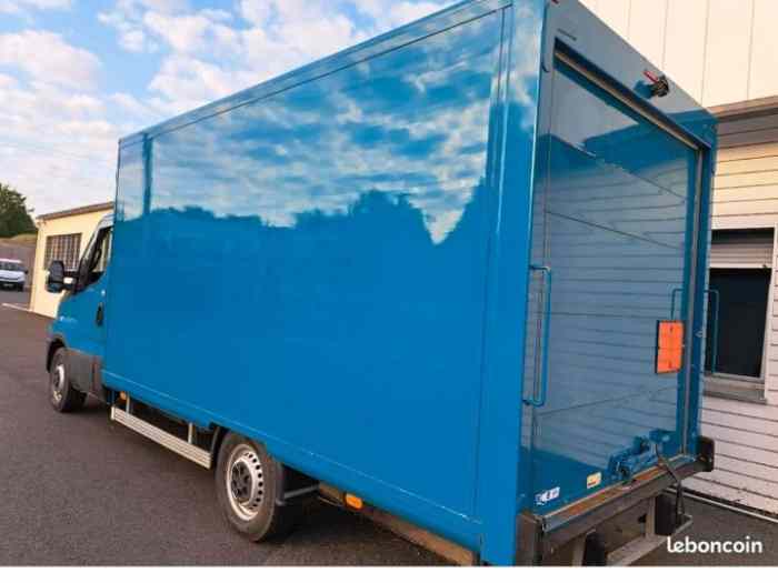 Iveco caisse 18m3 pour assistance ou transport véhicule rallye 3