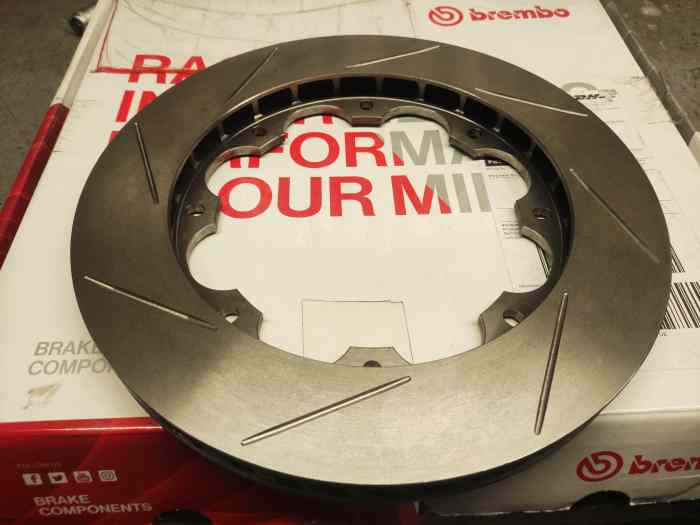 207 S2000 EVO 1 Disque arrière gauche BREMBO OU MITSUBISHI.