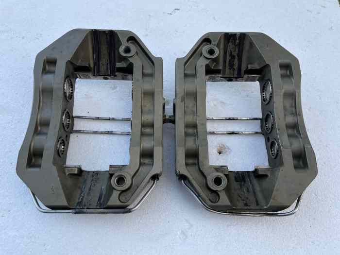 2 GROS ETRIERS ALCON MONOBLOC 6 PISTONS INSERTS TITANE 3