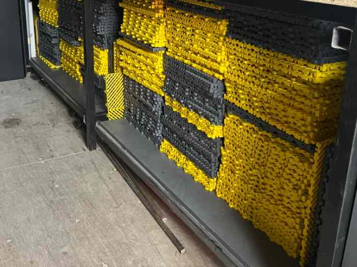 Dalle de sol IZIFLOOR en PVC clipsable gris et jaune 2