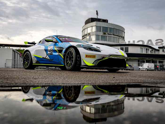 Aston Martin Vantage GT4