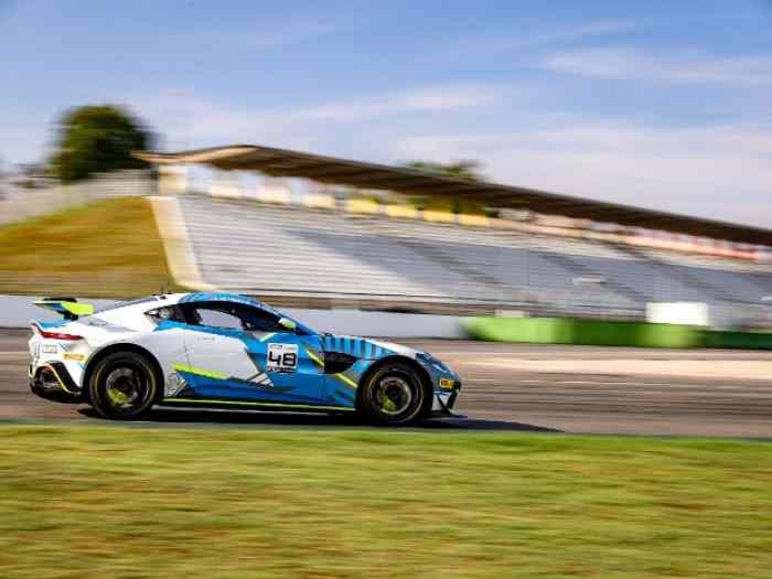 Aston Martin Vantage GT4 3