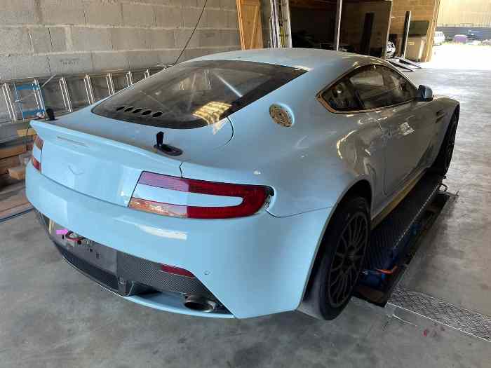 Aston Martin gt4 2