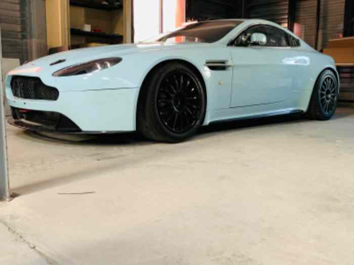 Aston Martin gt4