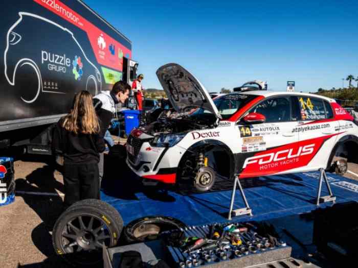Peugeot 208 Rally4 loue pour la saison...