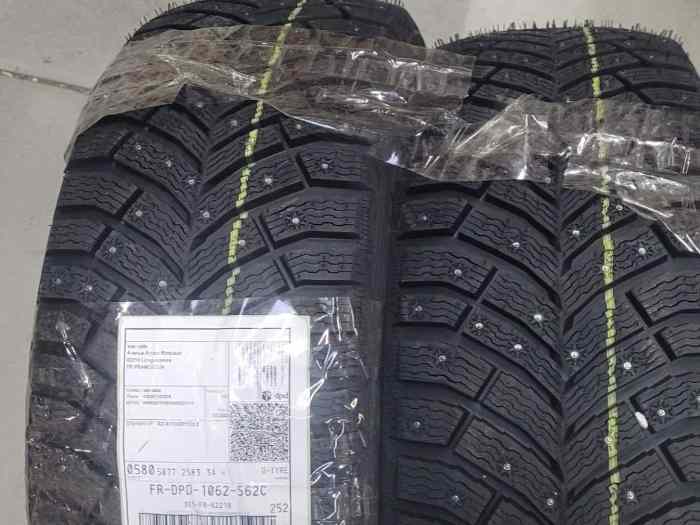 Pneus clous 215/55/17 michelin x north