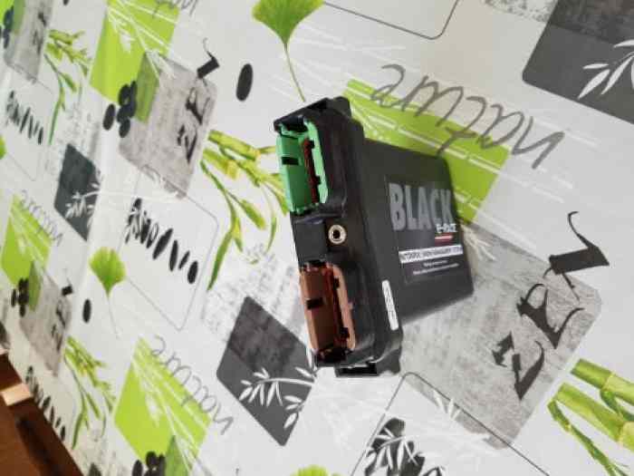 E race black 0