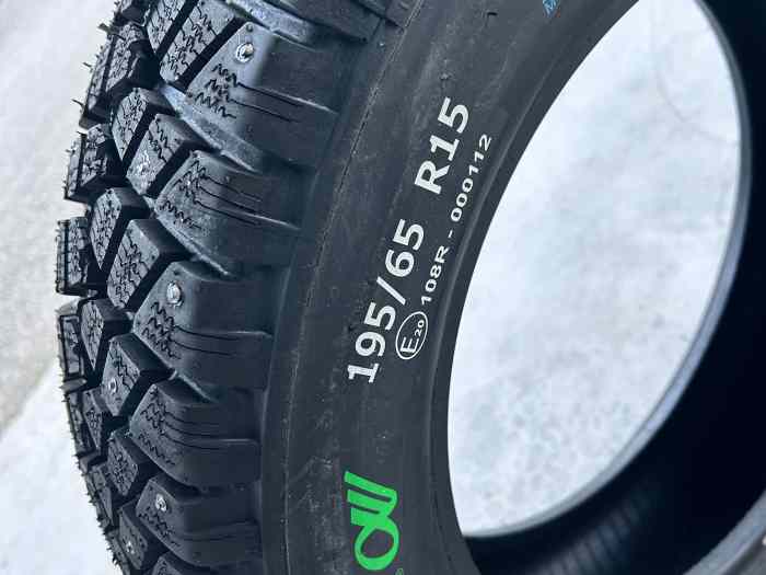 195/65 R15 - 2 pneus clous neufs 1