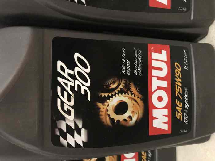 Lot Huile Moteur Motul 300V Power 5W40 (1 bidon), 300V Competition 15W50 (35 bidons) et Huile Boîte Pont Motul Gear 300 SAE 75w90 (23 bidons) 2