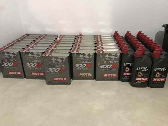 Lot Huile Moteur Motul 300V Power 5W40 (1 bidon), 300V Competition 15W50 (35 bidons) et Huile Boîte Pont Motul Gear 300 SAE 75w90 (23 bidons) 0