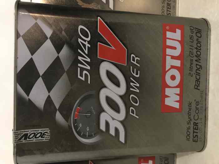 Lot Huile Moteur Motul 300V Power 5W40 (1 bidon), 300V Competition 15W50 (35 bidons) et Huile Boîte Pont Motul Gear 300 SAE 75w90 (23 bidons) 1