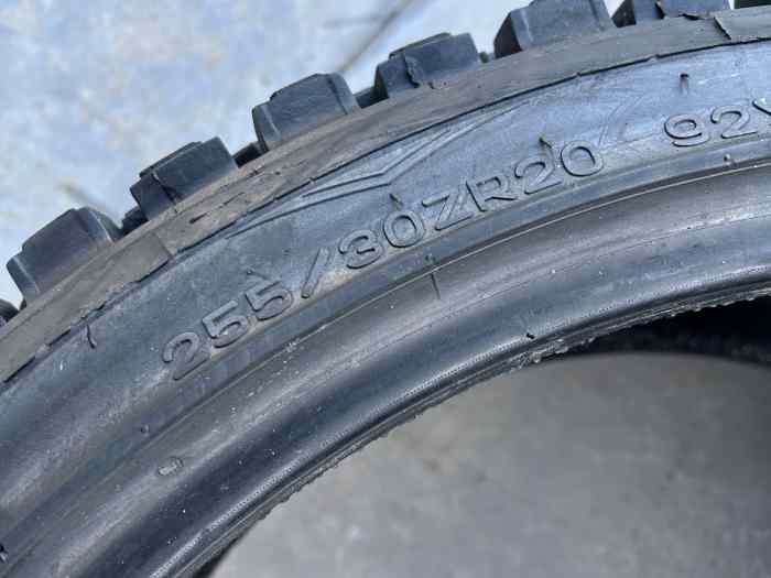 255/30 R20 - x2 pneus clous occasions 1