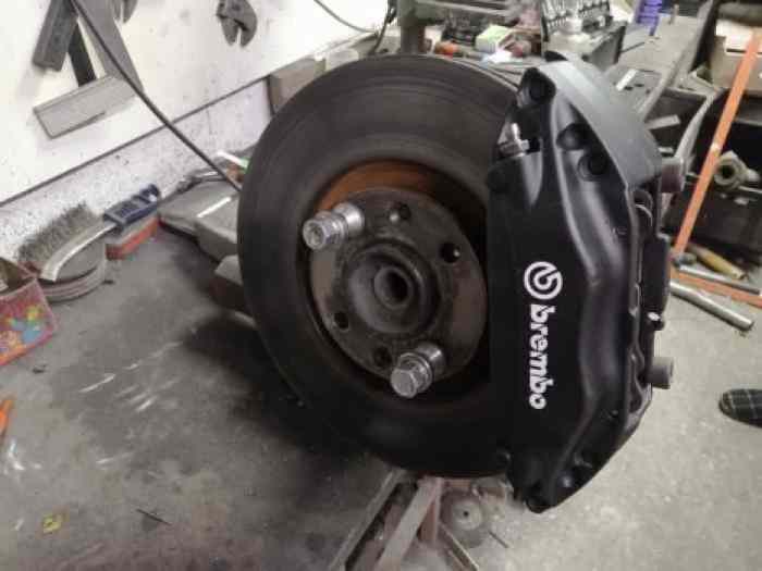 Frein avant, disques Ø302mm x 26mm sur bol avec étrier Brembo C2R2 Max 0