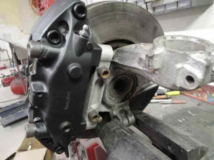 Frein avant, disques Ø302mm x 26mm sur bol avec étrier Brembo C2R2 Max 1