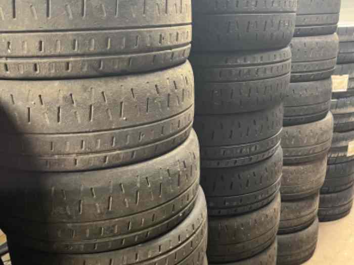 Pneus Pirelli et Michelin