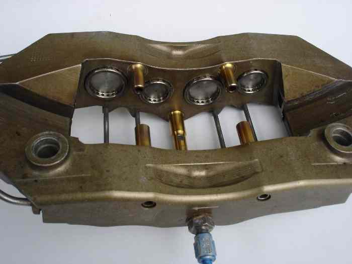 ETRIER BREMBO 8 PISTONS A LUNITEE EN BON ETAT OU POUR PIECES 1