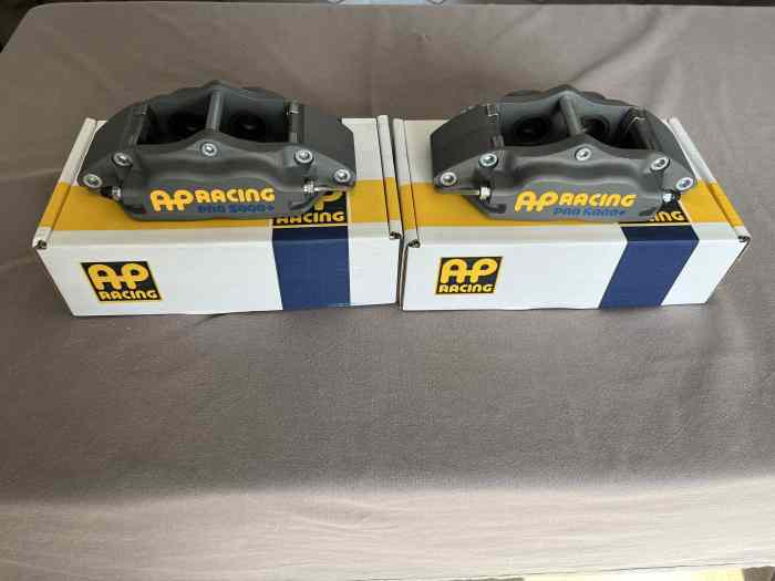 2 ETRIERS AP RACING 4 PISTONS NEUFS COSWORTH ARRIERE VHC 1